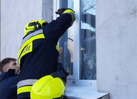 FOTO // O femeie de 82 de ani a căzut pe podea și nu era în stare să se ridice. În casa blocată au intervenit salvatorii